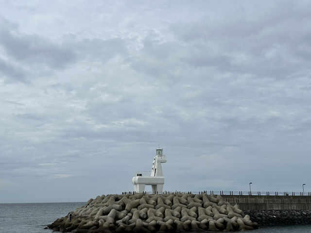📸少女心爆棚的海岸公路！《彩虹海岸路+紅白馬燈塔》夢幻打卡組合，美到每一步都不想走快！🌈🐎🌊 