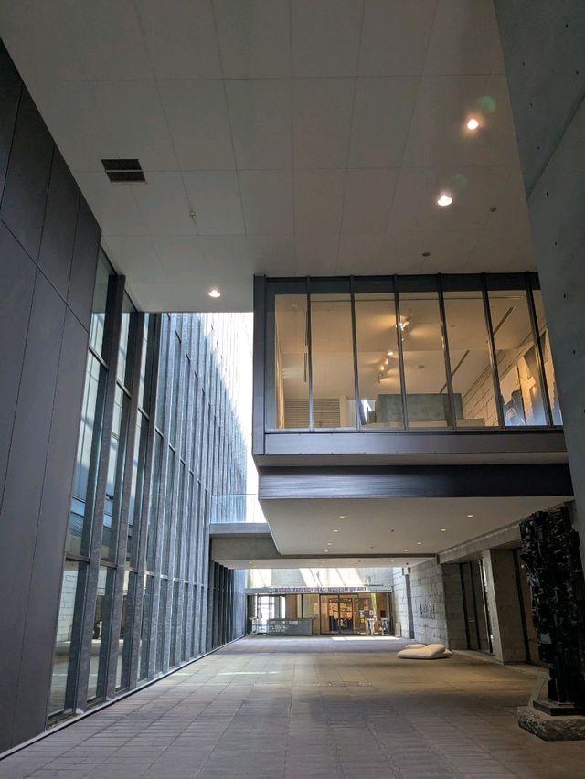 神戶 | 兵庫縣立美術館，安藤忠雄代表性的清水模建築