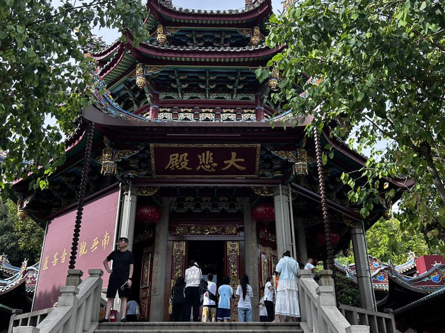 Nanputuo Temple: Where Incense Meets Instagram (And Your Calm Finds You)"** 🏯