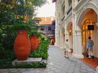 Strolling around the colonial buildings of Raffles Hotel