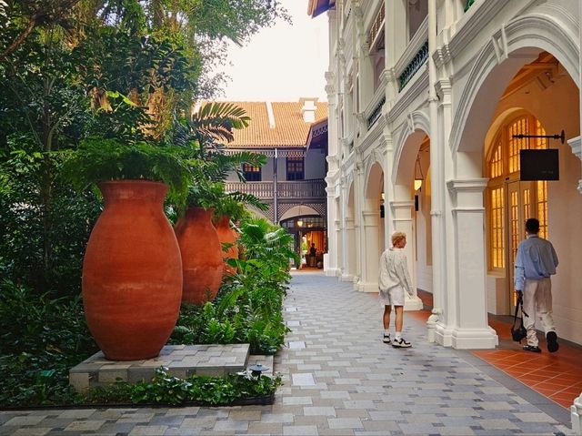 Strolling around the colonial buildings of Raffles Hotel