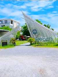 Skoop Beach Café Pattaya เป็นคาเฟ่ริมหาดแบบมินิมอล