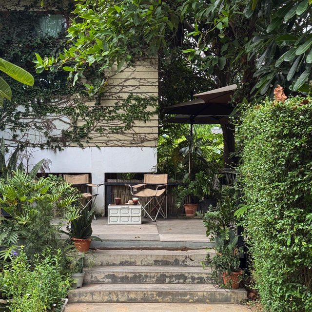 คาเฟ่สไตล์โฮมมี่ พร้อมบรรยากาศกลางสวน จ.นครปฐม