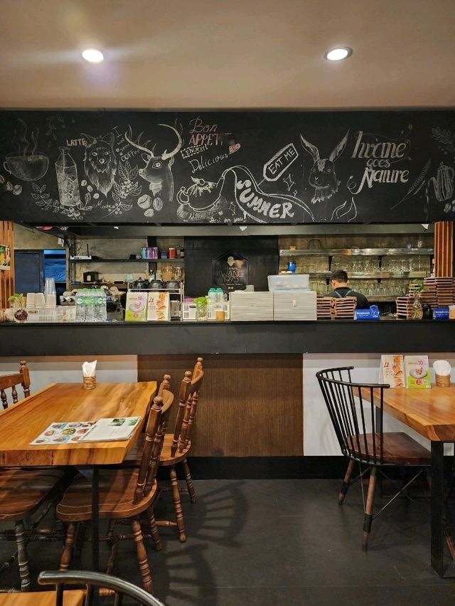 【バンコク】アソーク駅近く！22時まで営業のカフェ☕