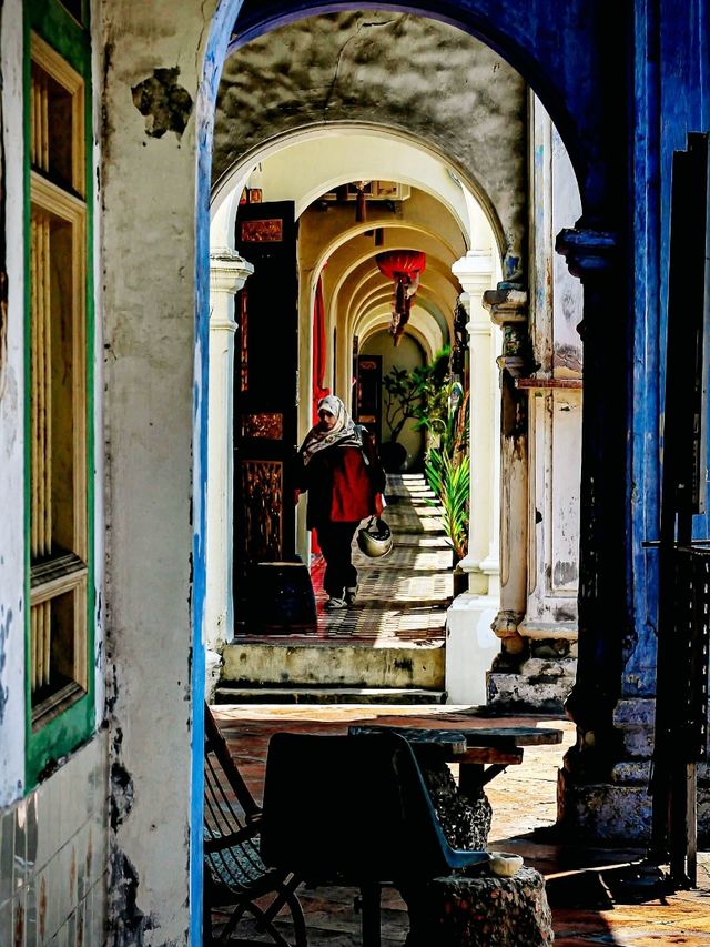 The Iconic "Five-foot Way" Walkway