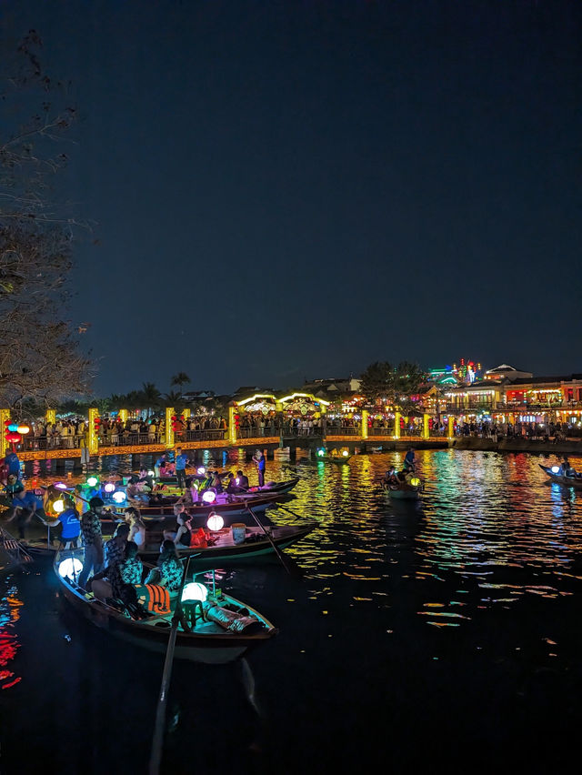 Hoi An: Where Evening Comes Alive with Lanterns! 🏮✨