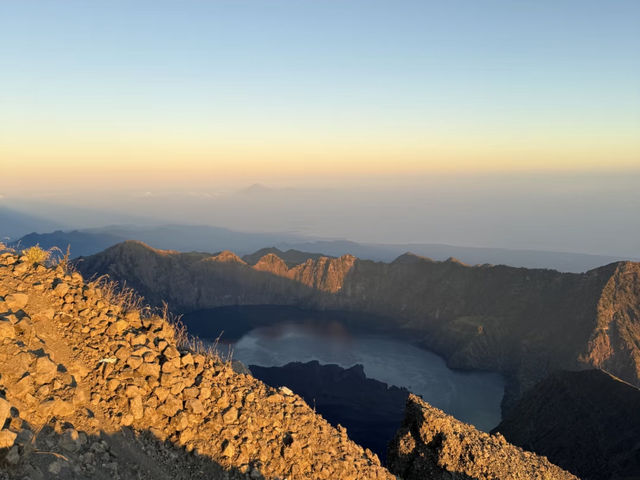 Mount Rinjani: Breathtaking Views, Unforgettable Sunrise, and Exhausted Legs! ⛰️🌅😅