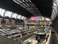  【ハンブルク中央駅｜ドイツ・ハンブルク 「ヨーロッパの旅が動き出す場所。人と時間が交差する壮大なステーション」】