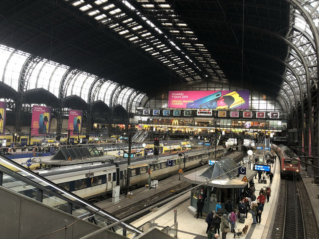 【ハンブルク中央駅｜ドイツ・ハンブルク 「ヨーロッパの旅が動き出す場所。人と時間が交差する壮大なステーション」】