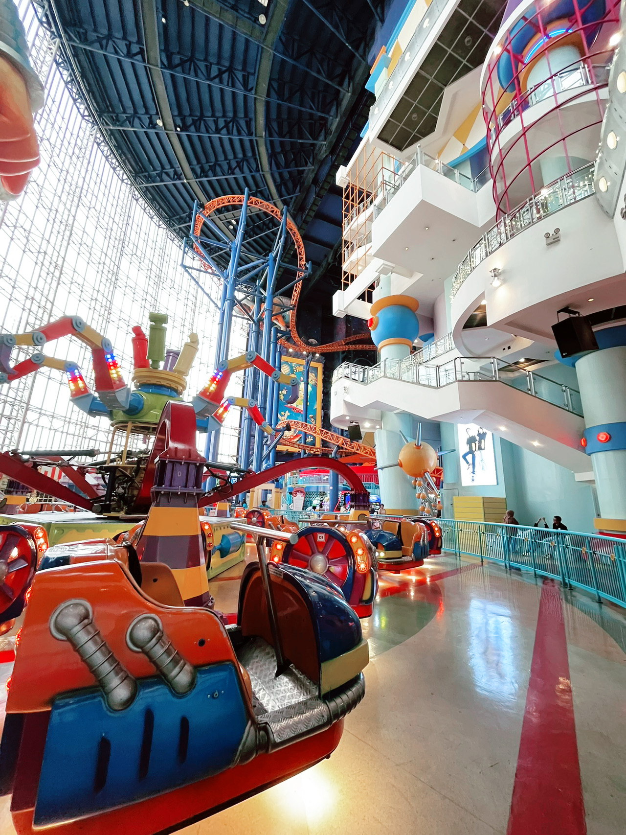 Berjaya Times Square Indoor Theme Park adalah destinasi petualangan yang penuh keseruan untuk segala usia! Terletak di jantung Kuala Lumpur, taman bermain dalam ruangan ini menawarkan wahana yang mendebarkan, termasuk roller coaster yang memacu adrenalin dan kegilaan berputar dari Dizzy Izzy—favorit pribadi saya! Baik Anda mencari aksi yang memacu adrenalin atau kesenangan ramah keluarga, taman ini memiliki sesuatu untuk semua orang. Dengan tema yang penuh warna, permainan arcade yang seru, dan banyak atraksi untuk dijelajahi, ini adalah pelarian sempurna untuk sehari penuh tawa, petualangan, dan kenangan tak terlupakan. Jangan lewatkan pengalaman taman bermain dalam ruangan yang unik ini!