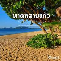 ชายหาดที่มีดอกไม้สีม่วง