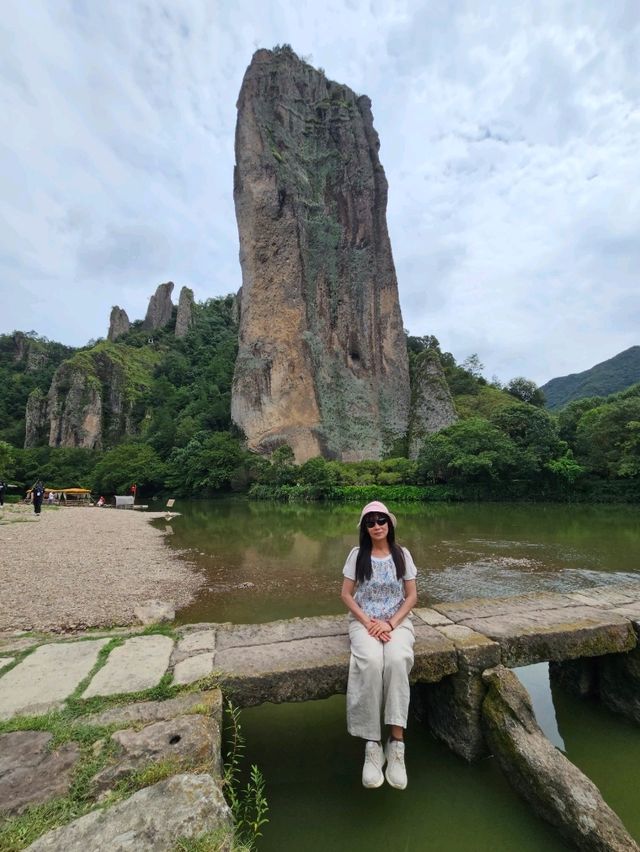 縉云仙都裡高聳云端的鼎湖峰