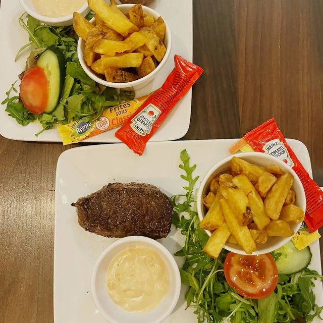 🇳🇱 Classic Dutch Cuisine with Canal Views