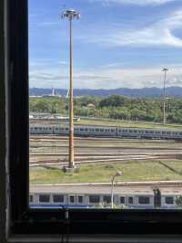 在鐵道邊安靜生活一個下午：工作室咖啡庭的慢步調美好