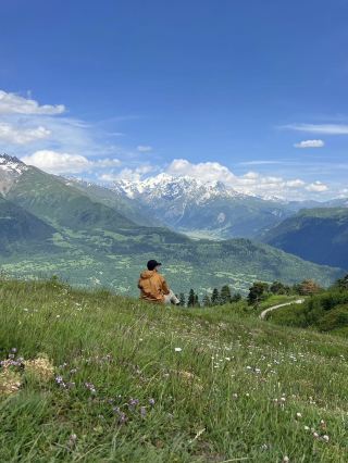 Mestia, Georgia, is a small town in the Svaneti region in northwestern Georgia. Nestled amidst the towering Caucasus Mountains, it's surrounded by snow-capped peaks, deep valleys, and vast grasslands. From the moment you arrive, you'll feel that this isn't a typical tourist town, but a place that invites you to "stop" and "be with yourself."
