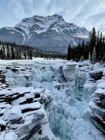冬季探索賈斯珀國家公園❄️🌲 這裡的荒野景觀令人嘆為觀止：湍急的冰封河流、冰雪覆蓋的森林和未受破壞的雪原。如果您熱衷於拍攝自然風景特寫，那麼冬季的賈斯珀國家公園絕對能滿足您的願望——想像一下，無論您走到哪裡，都能看到掛滿霜花的樹木和泛著藍色光芒的冰川！

必遊景點：

1. 馬琳峽谷（賈斯珀，艾伯塔省 T0E 1E0）：冬季的冰上漫步令人嘆為觀止－堅實的河床、雪橋和冰凍的瀑布。清晨前往，避開人群。

2. 阿薩巴斯卡瀑布（93A 號公路，賈斯珀，艾伯塔省 T0E 1E0）：您將看到瀑布邊緣壯觀的冰層，冰層下依然奔流不息！建議攜帶防滑鞋釘。

3. 金字塔湖（Pyramid Lake Rd, Jasper, AB T0E 1E0）：這裡有原始的雪山美景和冰川融水。如果日出時分來得正是時候，絕對是拍照的絕佳地點。

小貼士：

- 多層穿搭至關重要！天氣變化很快，一會兒是白雪皚皚的森林，一會兒又是風吹日曬的河面。

- 想要拍攝精彩的自然特寫，可以使用手機的微距模式拍攝樹枝和冰面。

- 公園道路開放，但出發前往步道起點前，請務必在 trip.com 上查看每日路況。

- 冬季日照時間較短；建議在下午 4 點前結束健行行程，以避開冰雪覆蓋的黃昏。

- 大多數湖泊都適合短途步行，但請注意入水口附近的泥濘路段。

交通出遊：

最好的選擇是租一輛配備冬季輪胎的汽車（可透過 trip.com 預訂）。當積雪覆蓋良好時，所有路段都可以開車通行，但建議只在風景優美的地方步行。

美食推薦：

賈斯珀鎮的帕特里夏街熟食店 (Patricia Street Deli) 是一家經典的暖心美食店——出發徒步前，來一碗熱湯吧！

旅遊小貼士：

加拿大使用加元，美國/歐盟遊客無需簽證，但建議攜帶旅遊保險，以備冬季活動之需。

#賈斯珀冬季 #自然風光 #加拿大旅行 #雪地徒步 #tripdotcom #加拿大之旅