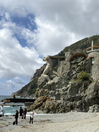 A Seaside Stroll in Monterosso al Mare, Cinque Terre to Soak in the Stunning Blue Coastline 🩵.
