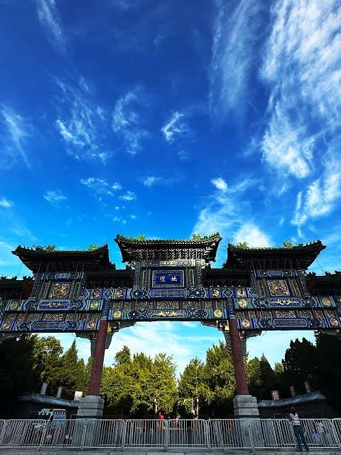 Beijing punya jauh lebih banyak hal menarik selain Tembok Besar dan Forbidden City. Waktu berkunjung ke sana, aku nemuin beberapa spot tersembunyi yang kasih perspektif berbeda tentang kota ini. Tempat-tempatnya lebih tenang, lebih autentik, dan jadi bagian dari kenangan favoritku.

1. Wudaoying Hutong

Gang yang menawan ini pas banget kalau kamu mau ngerasain suasana Beijing dengan tempo yang lebih santai. Aku suka banget keliling di kafe-kafe kecil, toko butik, dan rumah-rumah tradisional sambil menikmati suasana yang rileks.

2. Taman Beihai

Lokasinya cuma jalan kaki sebentar dari tempat wisata paling ramai, tapi taman ini kerasa kayak tempat pelarian yang damai. Sewa perahu kecil di danau dan liatin warga lokal latihan tai chi di pagi hari jadi salah satu momen terbaik di perjalananku.

3. Temple of Earth Park (Taman Ditan)

Dibandingkan sama Temple of Heaven yang lebih populer, Taman Ditan ini jauh lebih tenang. Seru banget ngeliat warga lokal nari, nyanyi, main alat musik tradisional, dan sekadar menikmati rutinitas harian mereka.

4. Distrik Seni 798

Kawasan kreatif ini bener-bener bikin aku kaget. Dipenuhi sama galeri seni kontemporer, mural warna-warni, kafe unik, dan arsitektur industrial, tempat ini nunjukin sisi modern dan artistik Beijing yang nggak aku sangka sebelumnya.

Beijing penuh sama permata tersembunyi yang menunggu buat dijelajahi. Kadang-kadang, menjauh sedikit dari tempat-tempat wisata ikonik malah kasih pengalaman yang paling tak terlupakan. Kalau kamu lagi ngerencanain liburan, jangan sampai ngelewatin tempat-tempat keren ini.