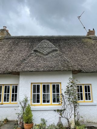 💙 藍門餐廳-愛爾蘭迷人的小角落 🇮🇪

在愛爾蘭旅行時,我偶然發現了藍門餐廳,我忍不住拍了好幾張照片! 🥰 餐廳最引人注目的是那鮮豔的藍色門窗框,與古老的磚石牆和茅草屋頂形成鮮明對比,營造出溫馨迷人的氛圍。

店面裝潢簡潔,但每個細節都可愛至極——藍色的門、花環和上方的裝飾燈,都讓人感覺彷彿置身於愛爾蘭鄉村小屋。 🏡💙

我個人非常喜歡這個地方,因為它不需要任何華麗的裝飾就能拍出美美的照片;餐廳的藍色本身就令人驚艷。如果你喜歡復古的場所、古老的建築和濃鬱的愛爾蘭風情,我強烈推薦你把這裡列入旅行清單。

有時候,旅行不一定要去大城市或著名地標。沿途發現一些可愛的小地方,也能為你的旅程留下美好的回憶。 💙✨

📍 愛爾蘭藍門餐廳 🇮🇪

📸 亮點:藍門餐廳 • 石頭房子 • 茅草屋頂 • 絕佳拍照地點

#藍門餐廳 #愛爾蘭 #愛爾蘭旅遊 #愛爾蘭旅行 #海外旅行 #旅行點評 #獨立旅行 #自主探索愛爾蘭 #愛爾蘭旅行 #慢生活旅行