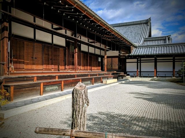 金閣寺：✨  閃耀古都的金色夢幻，京都必訪的歷史瑰寶！