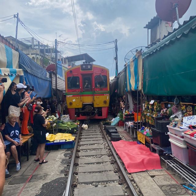 Meaklong Train Station 
