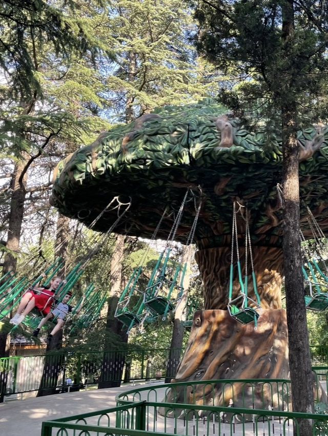 【ジョージア🇬🇪/丘の上の遊園地『ムタツミンダ公園⛲️』】