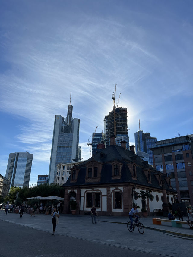 在法蘭克福的摩天大樓中，探索城市的建築魅力