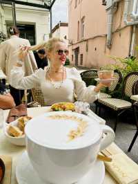 The giant cappuccino in Moskow?! I’m show where! Let’s go 