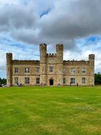  🏰🌸 “A Castle on Water: My Elegant Escape to Leeds Castle” ✨🇬🇧