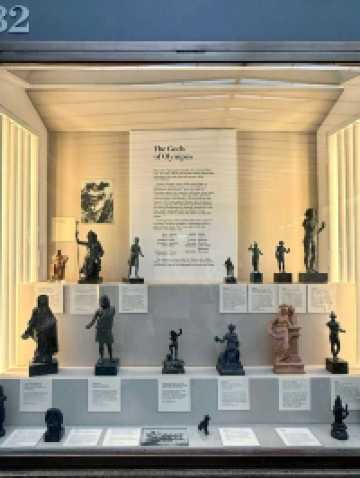 ✨ London’s Timeless Charms: From Blooms to Busts 🌸🏛️