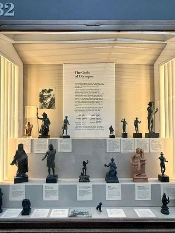 ✨ London’s Timeless Charms: From Blooms to Busts 🌸🏛️