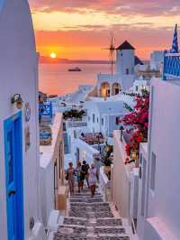 Discover the Magic of Santorini! 🌟