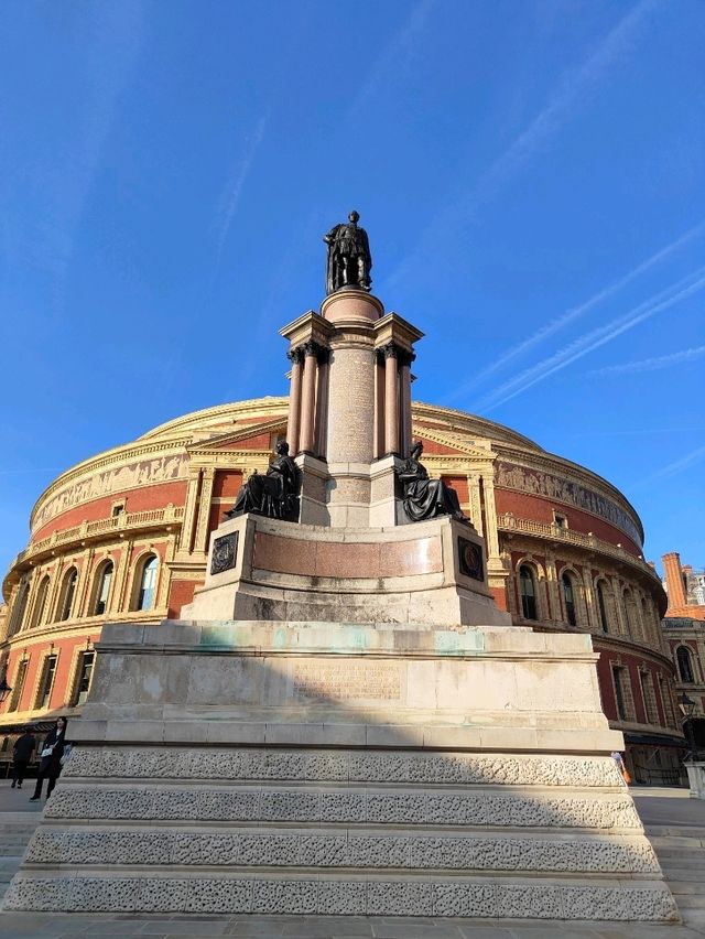 Royal Albert Hall: A Parabolic Crown of Culture