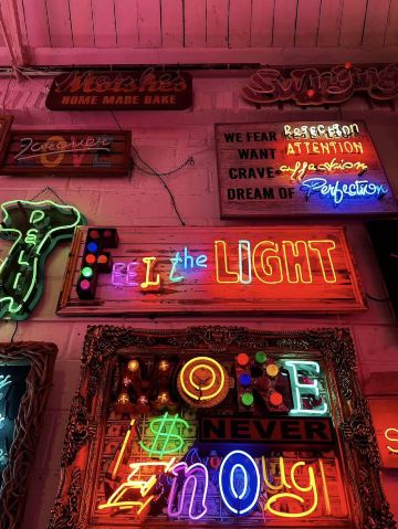 ゴッズ・オウン・ジャンクヤードには、何百ものネオンアート作品が展示