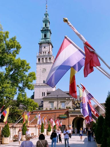 เมืองเชสโตโชวาในฤดูใบไม้ผลิ — ที่ซึ่งการต้อนรับสัมผัสหัวใจ 🇵🇱