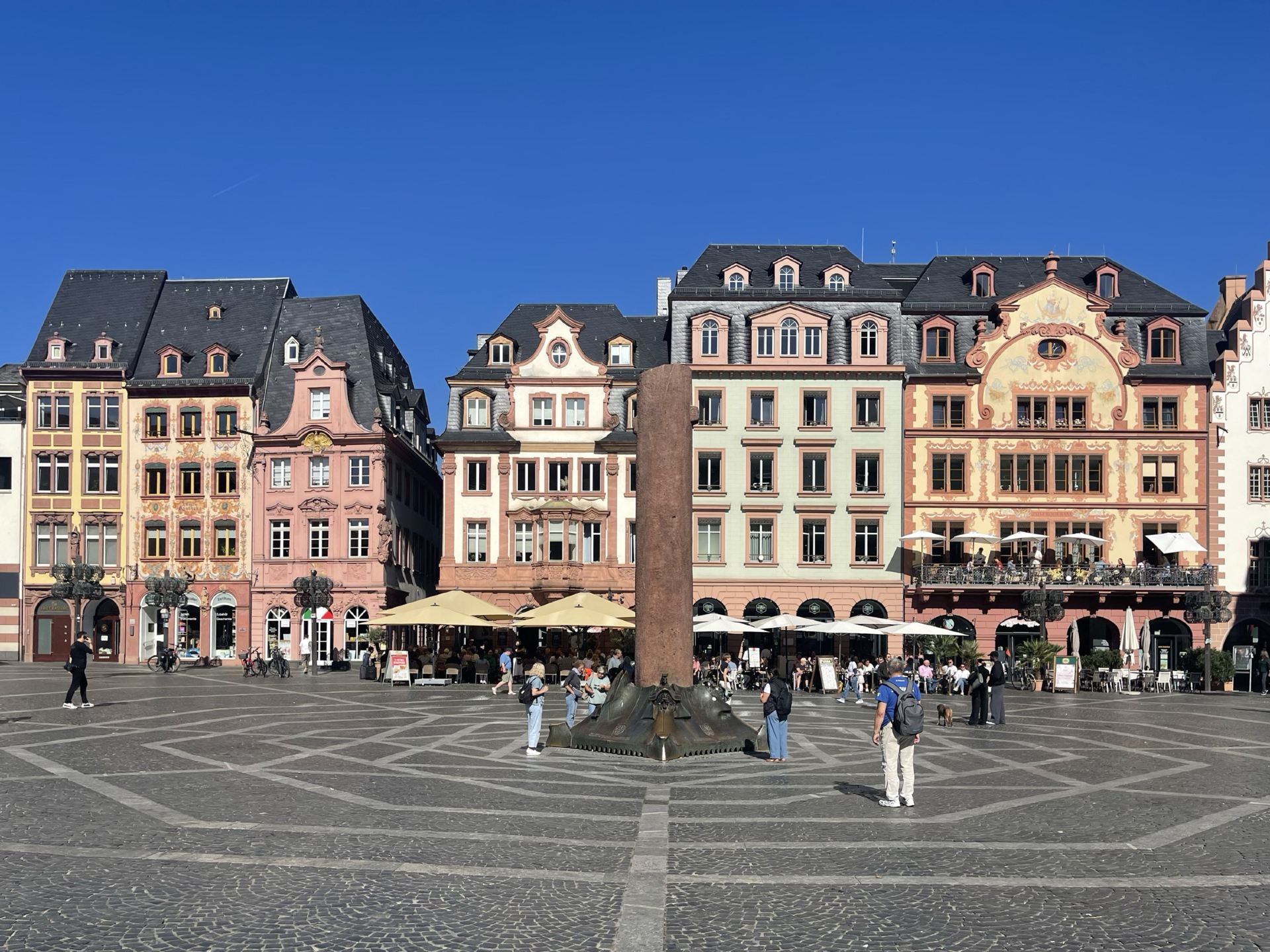 Mainz, nằm trên bờ tây sông Rhine, là thủ phủ của bang Rhineland-Palatinate của Đức và có dân số khoảng 226.000 người. Đây là một thành phố cổ kính với lịch sử kéo dài khoảng hai nghìn năm. Vào thời La Mã, nơi đây là một trung tâm quân sự và thương mại quan trọng. Ngày nay, những tàn tích La Mã, những con phố thời trung cổ và các tòa nhà lịch sử đan xen nhau khắp thành phố. Nhà thờ Mainz (Mainzer Dom) ở trung tâm thành phố, được khởi công xây dựng vào năm 975, là một trong những nhà thờ theo phong cách Romanesque nổi tiếng nhất của Đức. Xung quanh những quảng trường nhỏ của Phố Cổ, nhiều ngôi nhà truyền thống khung gỗ với màu sắc tươi sáng vẫn được bảo tồn, thể hiện nét đặc trưng độc đáo của một thị trấn cổ bên sông Rhine. Trên đồi Jakobsberg ở phía nam Phố Cổ, tàn tích của Nhà hát La Mã (Römisches Theater), được xây dựng vào thế kỷ 1 sau Công nguyên, cũng được bảo tồn. Gần đó là Pháo đài Mainz (Zitadelle Mainz), với cấu trúc chính được khởi công vào năm 1655.