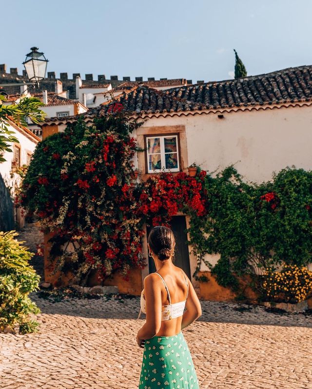 🏰✨ Enchanting Óbidos: A Fairytale Escape in Portugal! 🇵🇹🌺