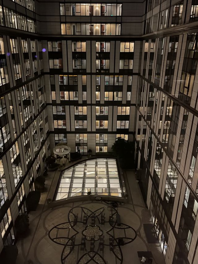樓下就是南京路步行街，這家老牌上海大酒店令人驚艷