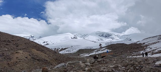 慕士塔格峰位於中國新疆維吾爾自治區阿克陶縣與塔什庫爾幹塔吉克自治縣交界處，海拔7546，其雄偉高大的