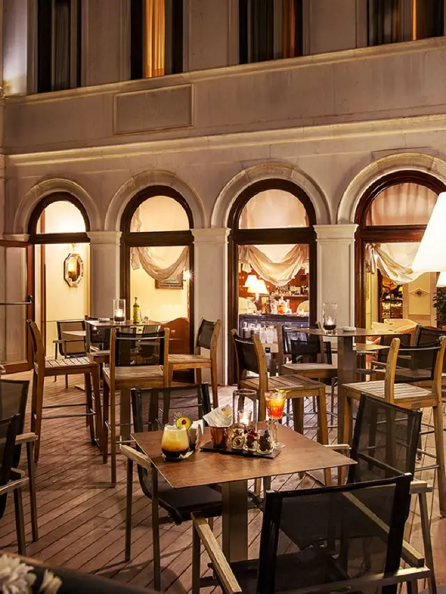 🌟 Venice Views & Luxe Stays 🛎️✨