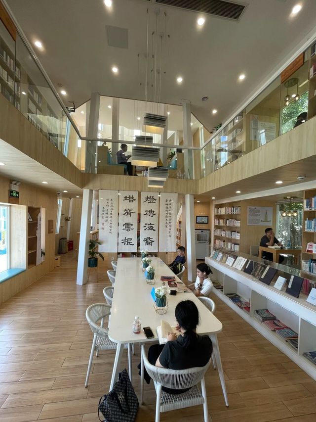 燈塔圖書館|面朝大海的圖書館看書也看海