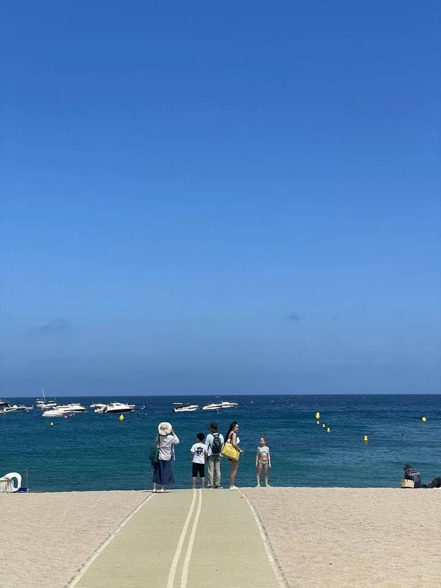 濱海托薩，一邊是古堡，一邊是大海