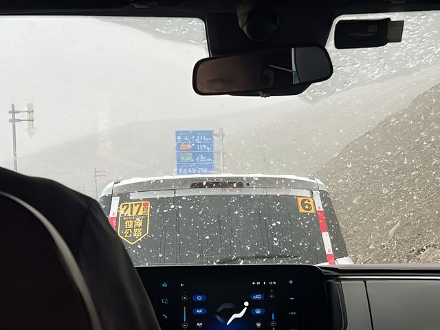 獨庫公路-八月盛夏飄雪||獨庫落雪啦！入公路時仲陽光普照著短袖，行到半路開始飄雪，一小時就生成新鮮雪景。