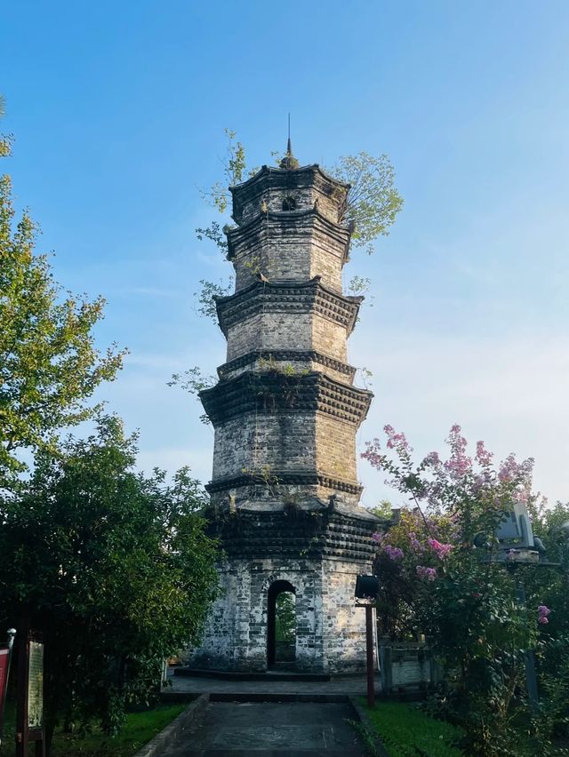 信江書院是信江畔遇到的第二座古代書院，始建於清康熙年間，院落保存完整，是上饒市區最值得一遊的古蹟。