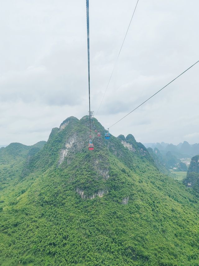 阳朔縣是中國廣西壯族自治區桂林市轄下的縣，位於漓江西岸，距離桂林市區65公里。阳朔以其獨特的自然風光而聞名,被譽為"桂林山水甲天下,阳朔堪稱甲桂林",這高度概括了阳朔自然風光在世界上所佔有的重要位置。阳朔的自然風光可以用四個詞形容:"山青、水秀、峰奇、洞巧"。
