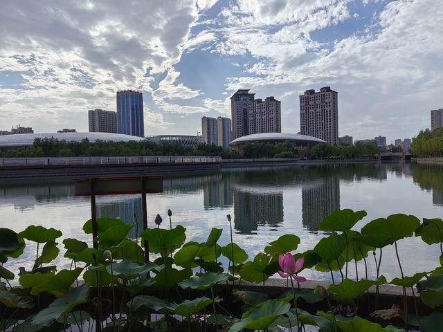 絲路旅遊小鎮紅顏已逝，天鵝河近在咫尺。