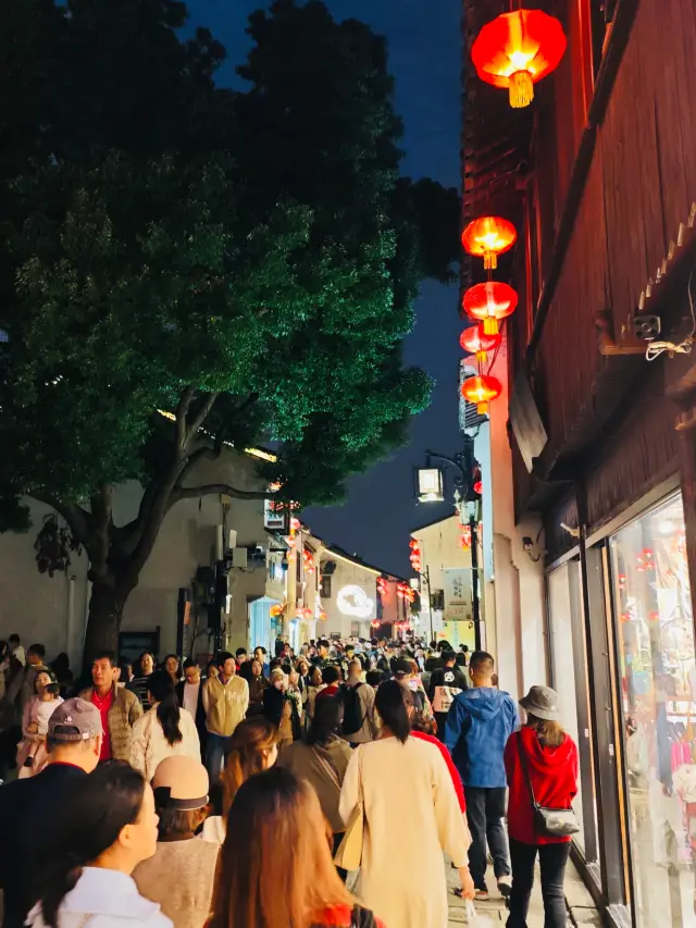 Shantang Street is a must-see in Suzhou. It is like a flowing historical painting. 