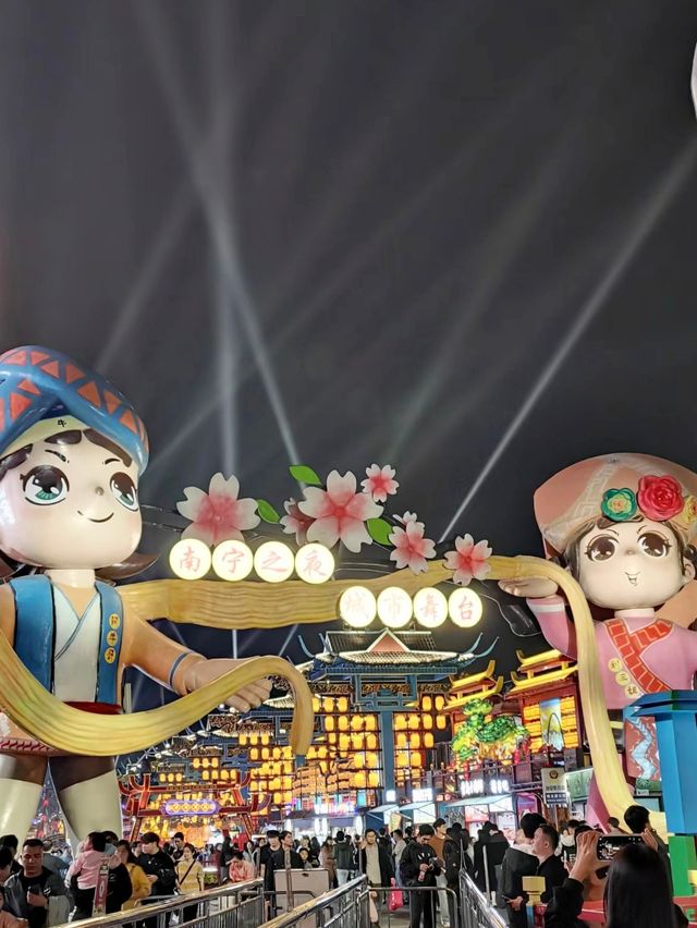 南寧之夜 我好像穿越的小女孩。