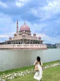 Putrajaya Pink Mosque, a must-visit spot en route to KLIA 💓