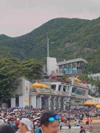端午假日靈感💡打開這份香港節日地圖🗺️當粽香悄然浮動，龍舟鼓聲喚醒水面漣漪～這個初夏，不妨換種方式度假🌿在傳統與先鋒之間，在海風與詩意之中，邂逅一場只屬於香港的假日篇章！